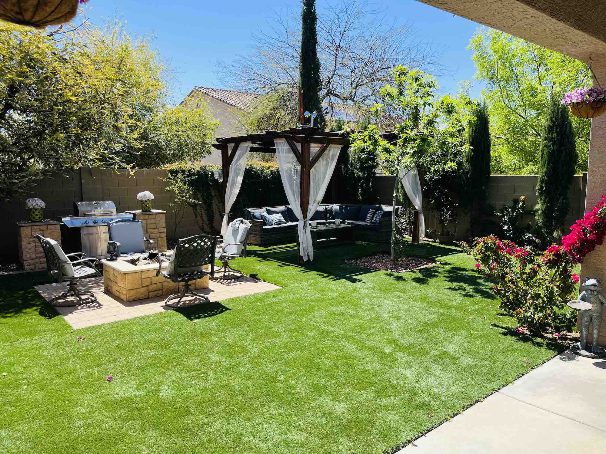 Outdoor sitting areas to enjoy the sun in the Arizona desert at Algamus gambling treatment facility