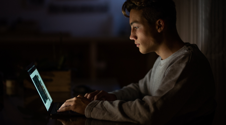 teen boy gambling online